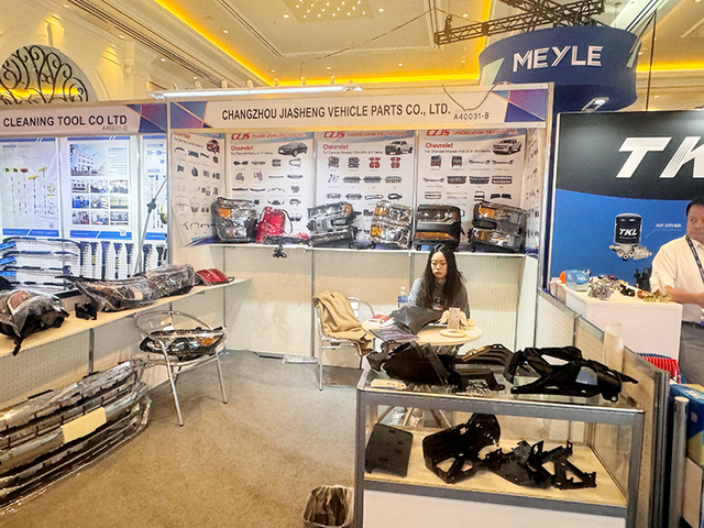 Jiasheng team engaging customers at overseas auto exhibition